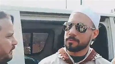 الحزن يسيطر على عبد الله رشدي أثناء تشييع جثمان زوجته من مسجد السيدة نفيسة | بث مباشر