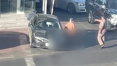 امرأة تسير عارية في شوارع جدة.. والأمن السعودي يكشف السبب