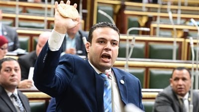 رئيس حزب العدل يحمل رغيف خبز بالبرلمان: أصغر من كف اليد.. وطوابير المخابز رجعت ثاني