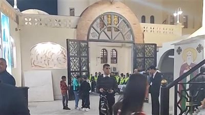 توافد المئات على كنيسة الأنبا شنودة بالغردقة استعدادًا لقداس عيد الميلاد المجيد| بث مباشر 