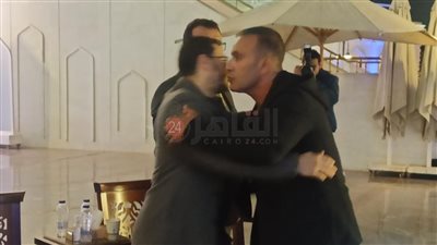 أحمد السقا وعمرو سمير عاطف أول الحاضرين في عزاء والدة طارق لطفي