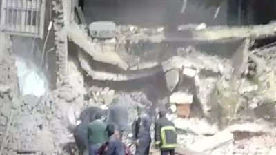 لحظة استخراج جثمان آخر ضحايا حادث انهيار عقار بأسيوط.. وارتفاع العدد إلى 5 جثث و3 مصابين | بث مباشر