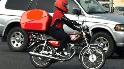 عامل دليفري يستغيث من شركة شهيرة: مضتني على إخلاء طرف عشان العميل مسمعش كلمة العفو.. وبتهددنى بوصل أمانة