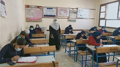 طلاب الصف الأول والثاني الثانوي يؤدون امتحان مادتي الكيمياء والجغرافيا بمدارس الجيزة| بث مباشر