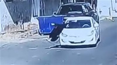 سيدة سعودية تصدم أخرى بسيارتها في الطريق العام | فيديو