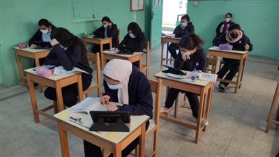 طلاب الصف الثاني الثانوي بالجيزة يؤدون امتحانات اللغة الأجنبية الثانية والتاريخ والفيزياء | بث مباشر