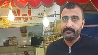 شاب يترك عمله في التليفزيون لمساعدة والده في محل أسماك ببورسعيد: أبويا أبقى ليا من أي حاجة | بث مباشر