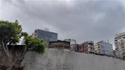 سُحب منخفضة تغطي سماء الإسكندرية في سادس أيام نوة الكرم | صور