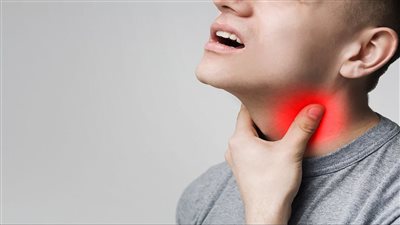 تغييرات في الصوت وصعوبة في البلع.. تعرف على أعراض سرطان الغدة الدرقية