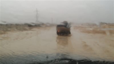 غلق جزئي لطريق إسكندرية مطروح الساحلي قرب الضبعة بسبب الأمطار الغزيرة