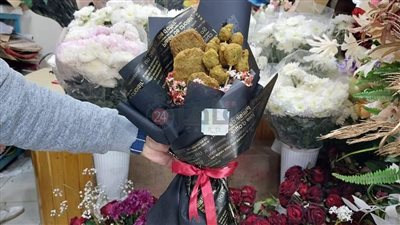 زوج يهدي زوجته بوكيه محشي طعمية في عيد الحب بالغربية.. ومغردون: هينشف ريقها