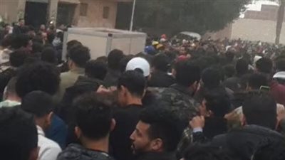 أهالي حلوان يبكون أثناء وداعه.. تشييع جثمان بطل الملاكمة رامز حسام إلى مثواه الأخير| بث مباشر 