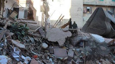 مصرع شخص وإصابة آخر إثر انهيار عقار قديم في حي القباري بالإسكندرية | بث مباشر