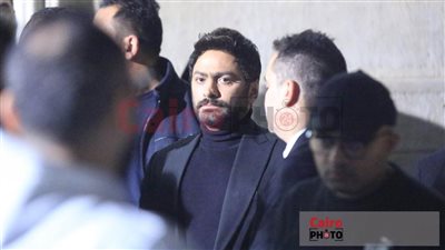تامر حسني وحكيم يحضران عزاء والدة منظم الحفلات ياسر الحريري
