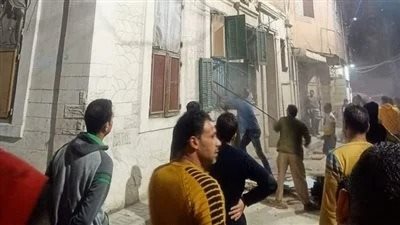 إصابة رضيع ووفاة 3 أشخاص.. تفاصيل انهيار عقار حي الجمرك بالإسكندرية| بث مباشر 
