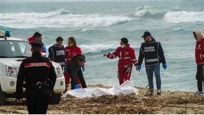 العثور على 11 جثة لأطفال بعد غرق سفينة مهاجرين غير شرعيين في سواحل كروتوني بإيطاليا 