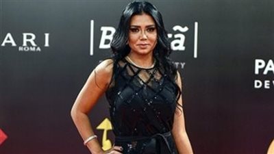 رانيا يوسف: سلمى حايك بتقلدني في فستاني.. إيه النفسنة دي؟ | فيديو