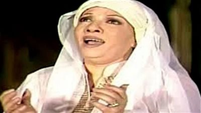 وصول جثمان شريفة فاضل لمسجد السيدة نفسية استعدادًا لأداء صلاة الجنازة | بث مباشر