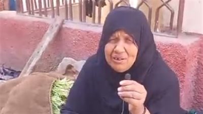 قصة كفاح بائعة خضار بأسيوط: جوزي مات وسابني من 30 سنة.. وبشقى على عيالي بالحلال | بث مباشر