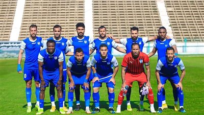 جماهير منتخب السويس تهدي لاعبي الفريق 45 ألف جنيه مكافأة بعد حسم الصعود لدوري المحترفين
