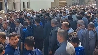 جنازة مهيبة.. الآلاف يشيعون جثمان مسن توفي أثناء الصلاة داخل مسجد بالمحلة | بث مباشر
