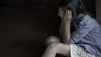 سيدة تتهم جارها الستيني بهتك عرض ابنتها الصغيرة والاعتداء الكامل عليها بالعبور