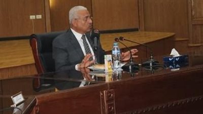 محافظ السويس يوجه بتكثيف أعمال النظافة.. ويشيد بالعمال على عملهم في الأجواء الحارة 