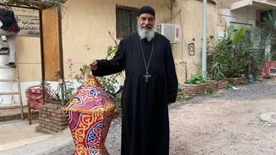 عادة سنوية.. راعي الكنيسة الكاثوليكية بالغردقة يزين الشوارع بفانوس وزينة رمضان| صور وفيديو