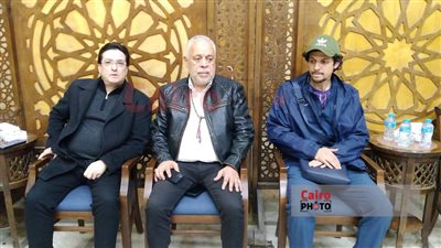 نقيب الممثلين أشرف زكي أول الحاضرين في عزاء الفنانة لبنى محمود| صور