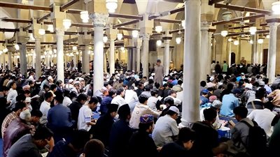 المئات يؤدون صلاة التراويح بالجامع الأزهر في رابع ليالي شهر رمضان | بث مباشر