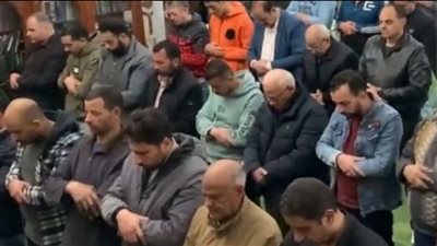 وسط المصلين وبدون حراسة.. محافظ بورسعيد يؤدي صلاتي العشاء والتراويح بأحد المساجد| بث مباشر 
