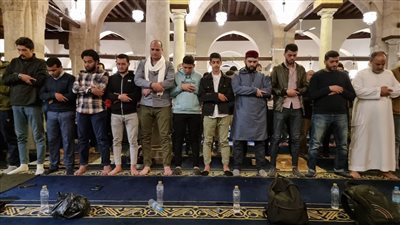 الليلة العاشرة من شهر رمضان.. آلاف المصلين يؤدون العشاء والتراويح في الجامع الأزهر