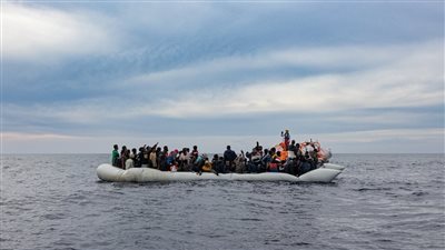 بينهم 9 نساء و40 قاصرًا.. تفاصيل إنقاذ قرابة 100 مهاجر قبالة السواحل الليبية| فيديو وصور 